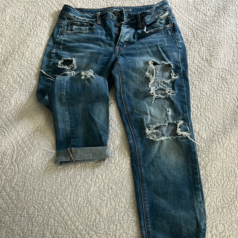 AE tomgirl  distressed jeans